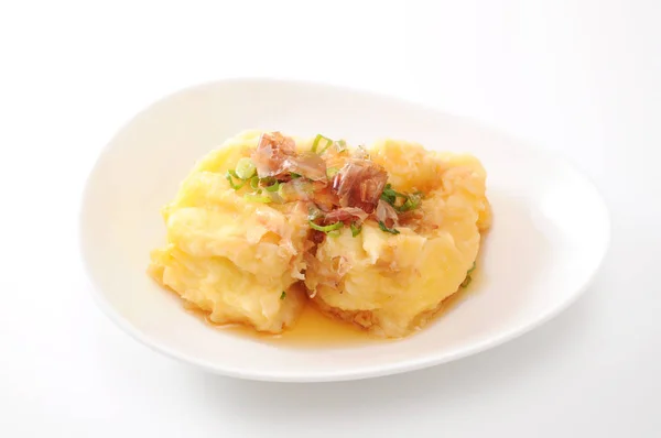 Agedashi doufu toufu comida japonesa en plato sobre fondo blanco — Foto de Stock