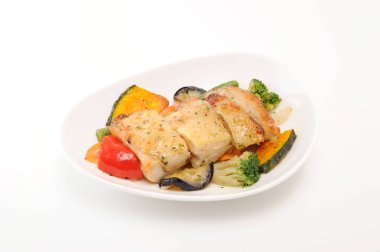 beyaz arka plan üzerinde tabakta sebze ile ızgara tavuk