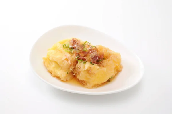 Agedashi doufu toufu comida japonesa en plato sobre fondo blanco — Foto de Stock