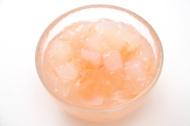 beyaz arka plan üzerinde cam meyve jöle tatlı