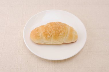 tuzlu tereyağı rulo ekmek masada tabakta