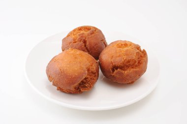 Beyaz arka plan üzerinde plaka Üzerinde Sata Andagi okinawa hamur fındık