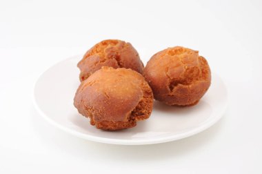 Beyaz arka plan üzerinde plaka Üzerinde Sata Andagi okinawa hamur fındık