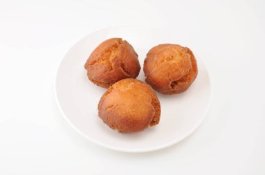 Beyaz arka plan üzerinde plaka Üzerinde Sata Andagi okinawa hamur fındık