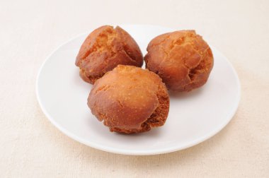 Masada tabakta Sata Andagi okinawa hamur fındık