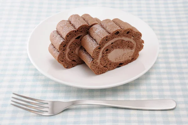 Chocolade broodje op plaat op tafel — Stockfoto