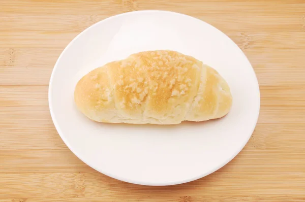 Salziges Butterbrötchen auf Teller auf Tisch — Stockfoto