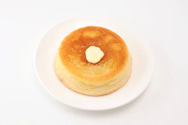 Heiße Pfanne Kuchen auf Teller auf weißem Hintergrund — Stockfoto