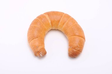 beyaz arka plan üzerinde hilal rulo kruvasan fransız ekmeği