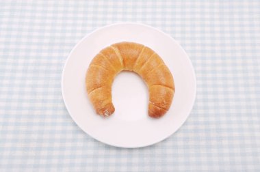 masa örtüsü üzerinde tabakta hilal rulo kruvasan fransız ekmeği