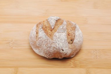 masa örtüsü üzerinde tabakta fransız ekmeği