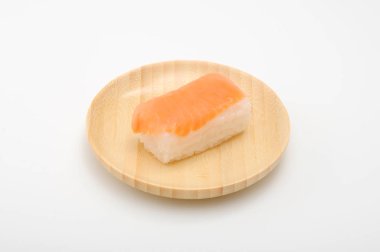 Beyaz arka plan üzerinde plaka somon kakinoha suşi