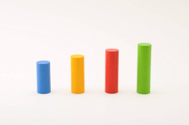 beyaz arka plan üzerinde oyuncak hizalanmış ahşap bloklar çok renkli tuğla