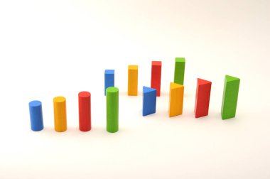 beyaz arka plan üzerinde oyuncak hizalanmış ahşap bloklar çok renkli tuğla