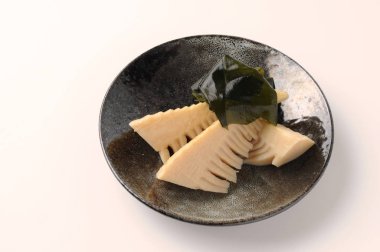 wakatakeni wakame yosun japon geleneksel mutfağı ile genç bambu sürgünler simmered
