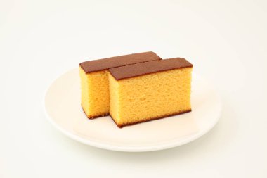 beyaz arka plan üzerinde plaka castella japon sünger kek