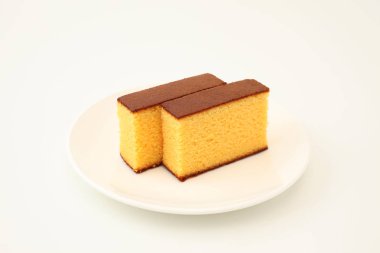 beyaz arka plan üzerinde plaka castella japon sünger kek