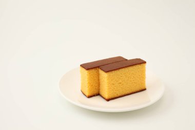 beyaz arka plan üzerinde plaka castella japon sünger kek