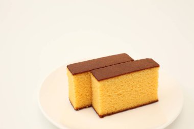 beyaz arka plan üzerinde plaka castella japon sünger kek
