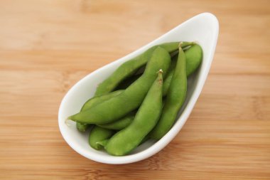 Masada tabakta yeşil soya fasulyesi edamame japon çerez