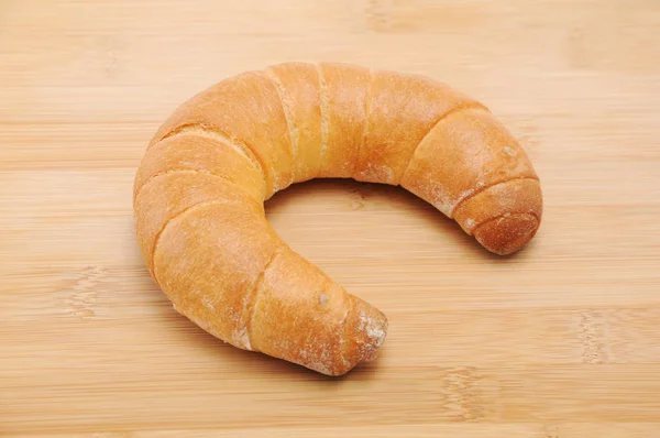 Półksiężyc roll rogalika francuski chleb na stole — Zdjęcie stockowe