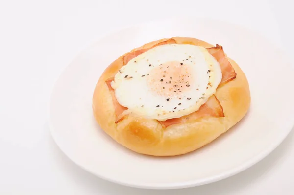 Pan de huevo de tocino en el plato sobre fondo blanco —  Fotos de Stock