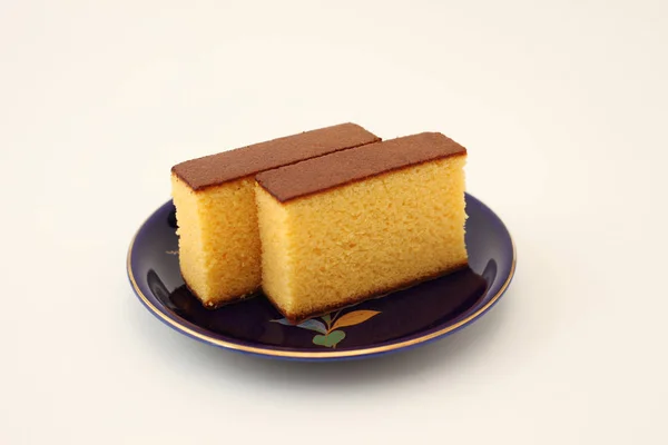 Castella japonês esponja bolo na placa no fundo branco — Fotografia de Stock