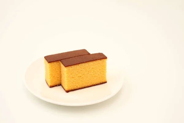 Castella japanischer Biskuitkuchen auf Teller auf weißem Hintergrund — Stockfoto