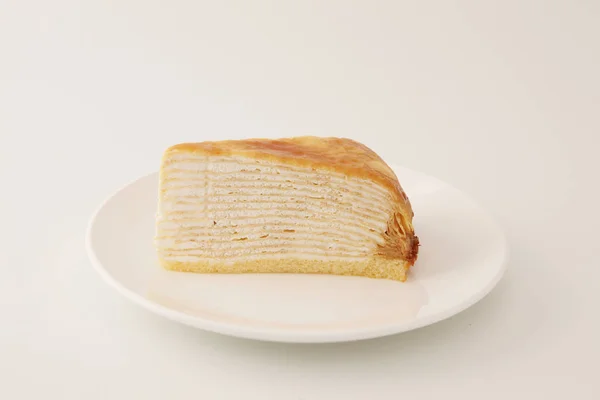 Mille crêpe gâteau français sur une assiette sur fond blanc — Photo