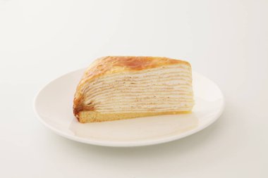 Beyaz arka plan üzerinde bir tabak üzerinde Mille krep fransız kek