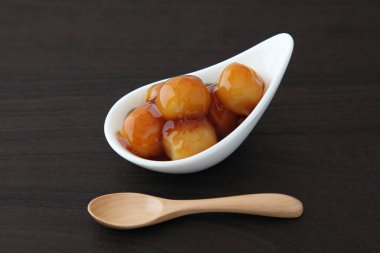 masa mitarashi üzerinde tabakta pirinç ile dango köfte Japon tatlı tatlı