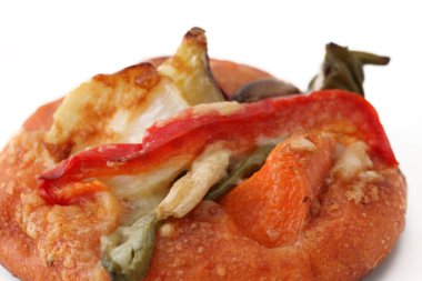 beyaz arka plan üzerinde sebze pizza ekmek