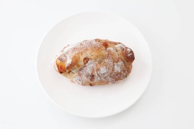 beyaz arka plan üzerinde tabakta peynir ile fransız ekmeği