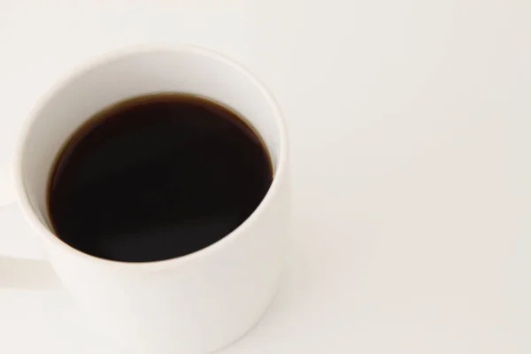 Café caliente negro sobre fondo blanco — Foto de Stock