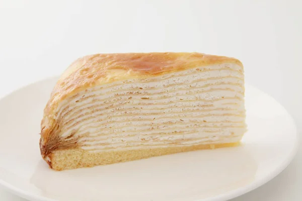 Mille crepe pastel francés en un plato sobre fondo blanco — Foto de Stock