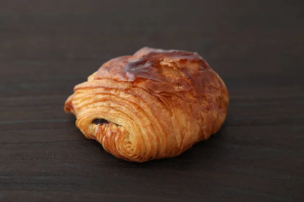 Pan francés dolor au chocolat croissant chocolate sobre mesa de madera — Foto de Stock