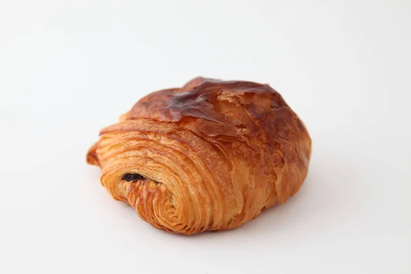 Französisches Brot pain au chocolat Schokolade Croissant auf weißem Hintergrund — Stockfoto