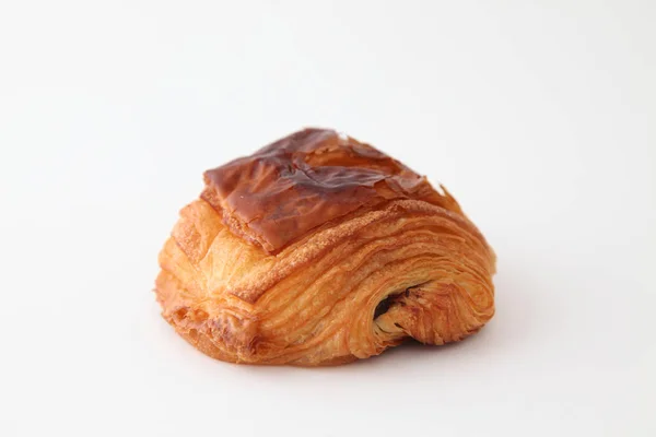 Frans brood pain au Chocolat chocolade croissant op witte achtergrond — Stockfoto