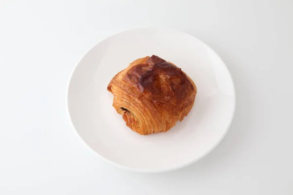 Dor de pão francês au chocolat croissant chocolate na placa no fundo branco — Fotografia de Stock