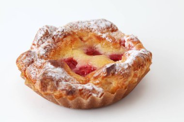 Beyaz arka planda izole ekşi kiraz pasta ekmek