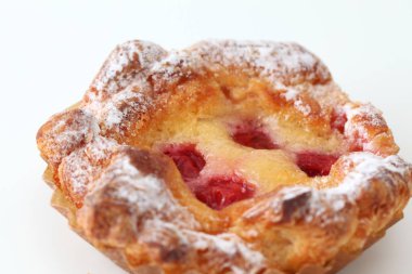 Beyaz arka planda izole ekşi kiraz pasta ekmek