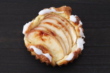 elma pasta tarçın ekmek ahşap masada izole