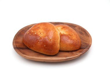 2 krem ekmek beyaz arka plan üzerinde tabakta bir la creme ağrı