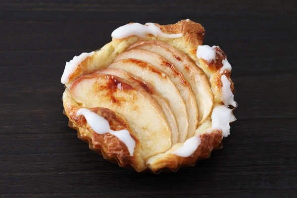Apple pie cinnamon bread isolated on wood table — Stock Photo, Image