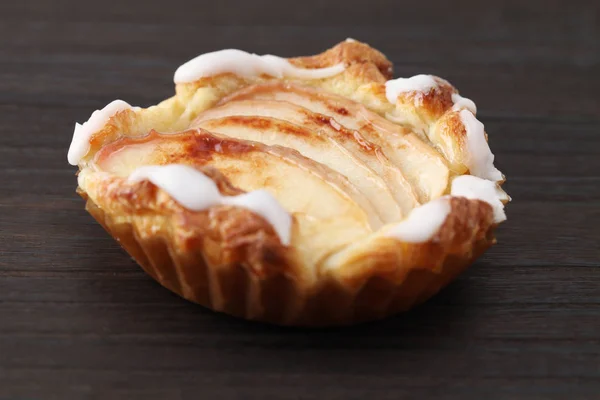 Apple pie cinnamon bread isolated on wood table — Stock Photo, Image