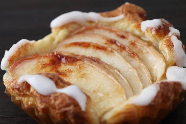 Appeltaart kaneel brood geïsoleerd op houten tafel — Stockfoto