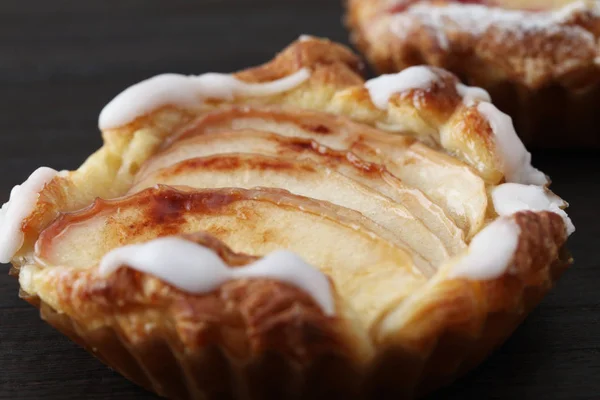 Appeltaart kaneel brood geïsoleerd op houten tafel — Stockfoto