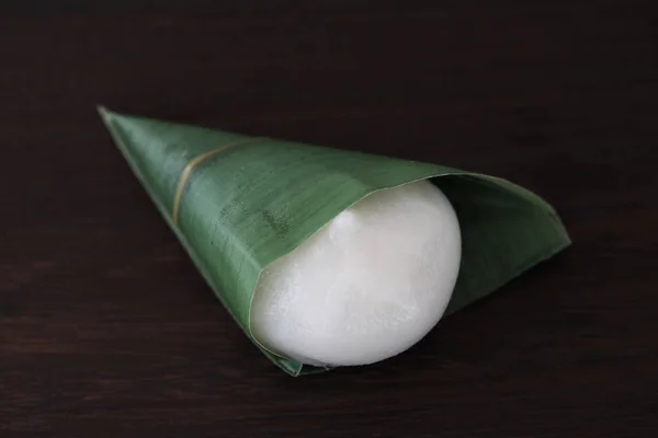 Gâteau confiserie traditionnelle japonaise wagashi isolé sur panneau de bois — Photo