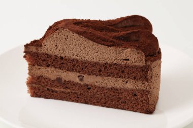 Beyaz arka planda izole edilmiş çikolatalı pasta