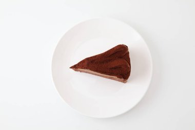 Beyaz arka planda izole edilmiş çikolatalı pasta